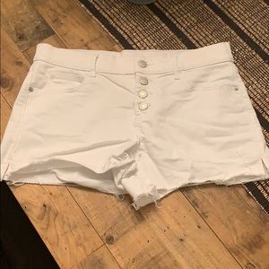 Old Navy White Boyfriend Shorts. Size 6.